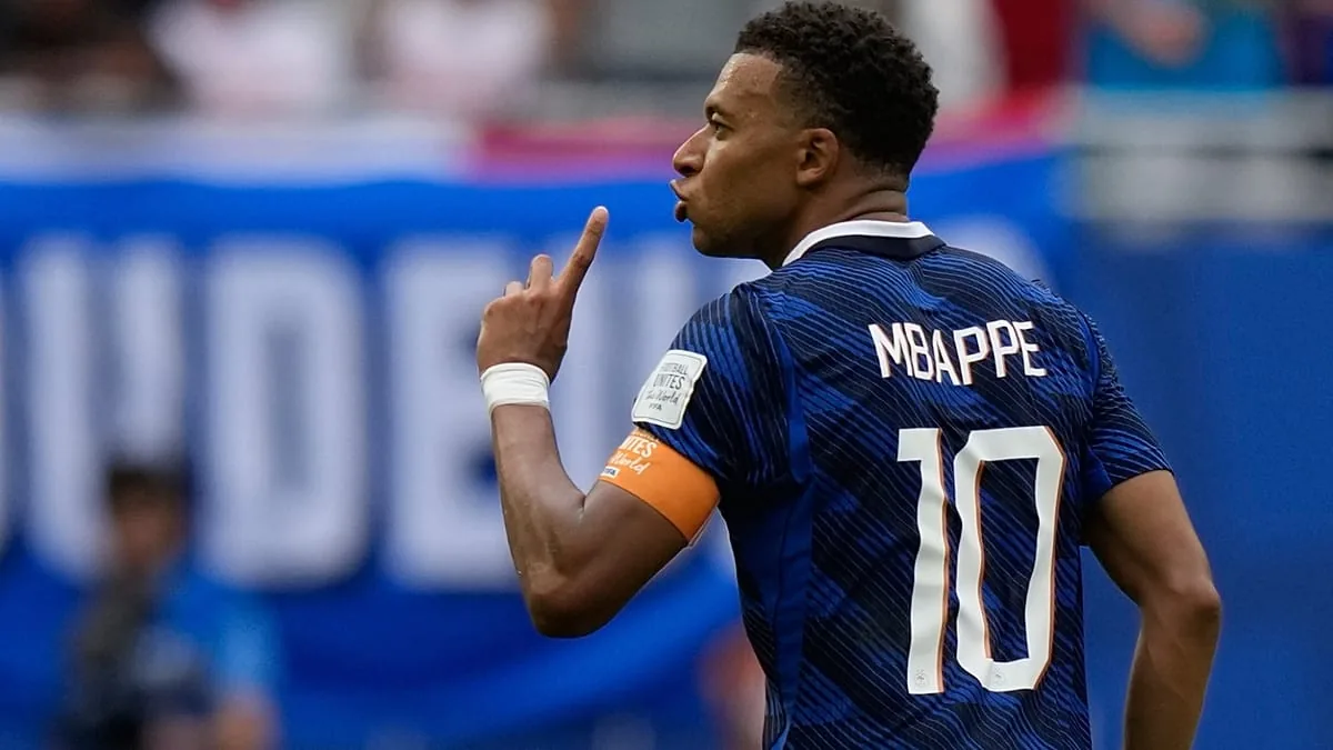 أسطورة إنجلترا يشكك في أحقية مبابي بالحذاء الذهبي لكأس العالم