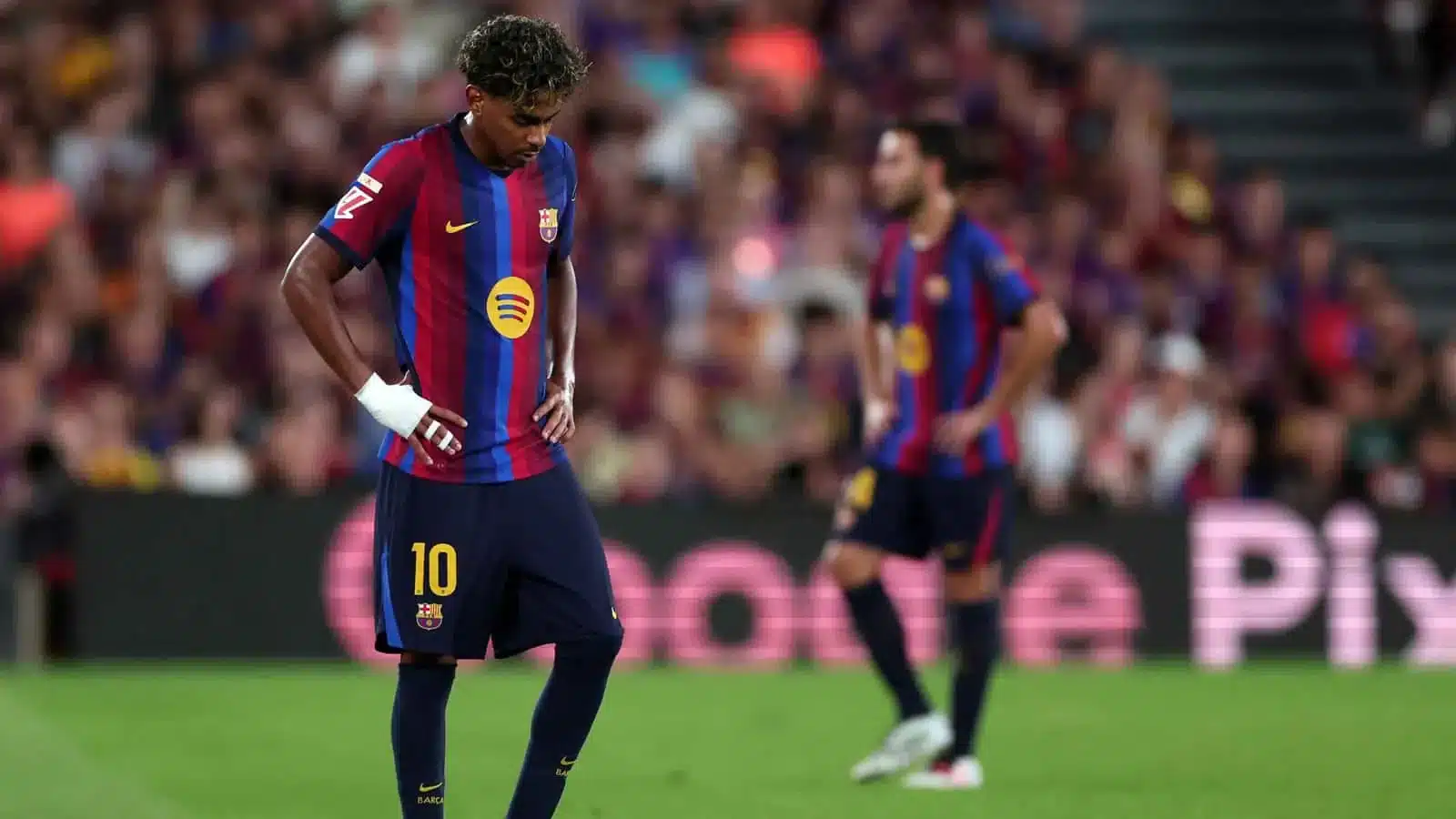 مازال حزينًا.. لامين يامال يرفض تحية جمهور برشلونة (صورة)