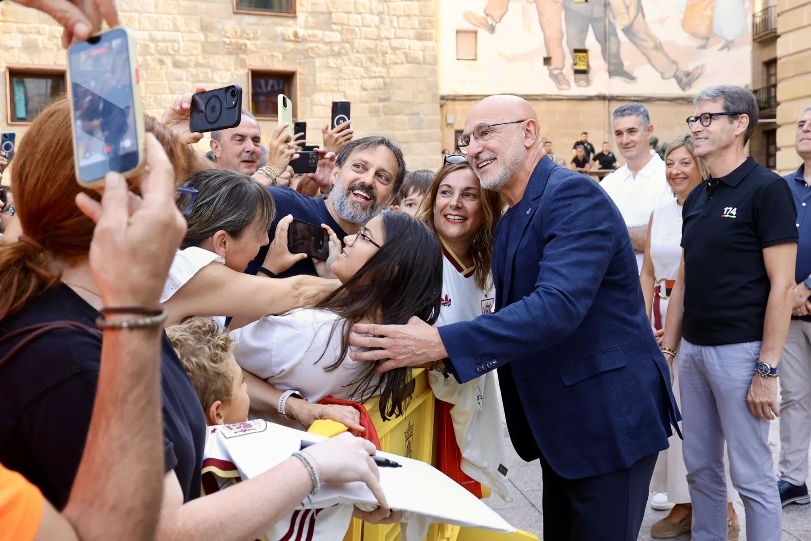 مدرب منتخب إسبانيا يحظى بتكريم جماهيري حافل في مسقط رأسه بمدينة هارو
