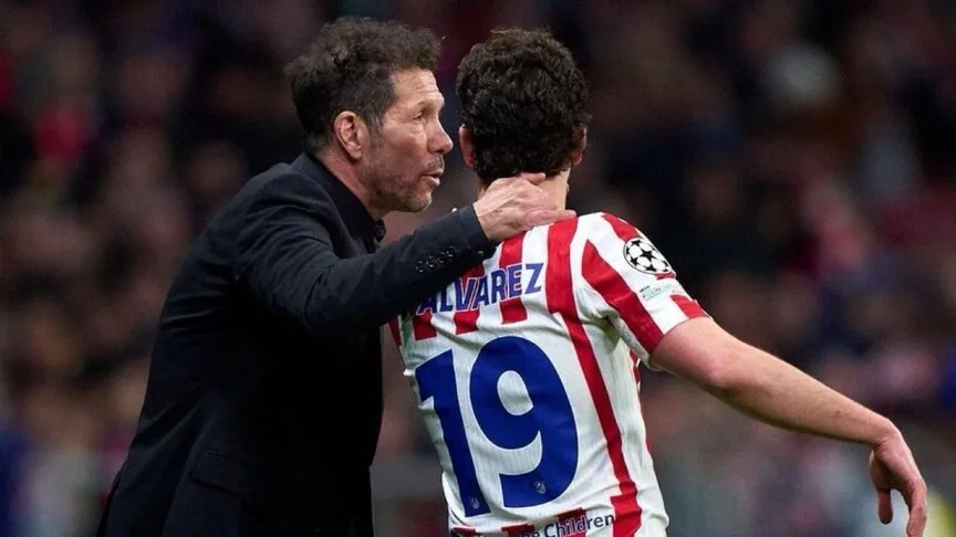 أتلتيكو مدريد يؤكد تمسكه بخوليان ألفاريز رغم اهتمام الأندية