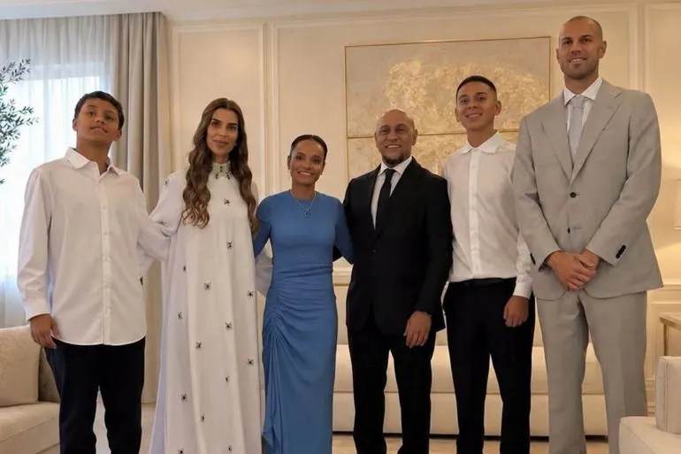 روبيرتو كارلوس و زوجته المصدر صفحة Veto - فيتو على فيسبوك